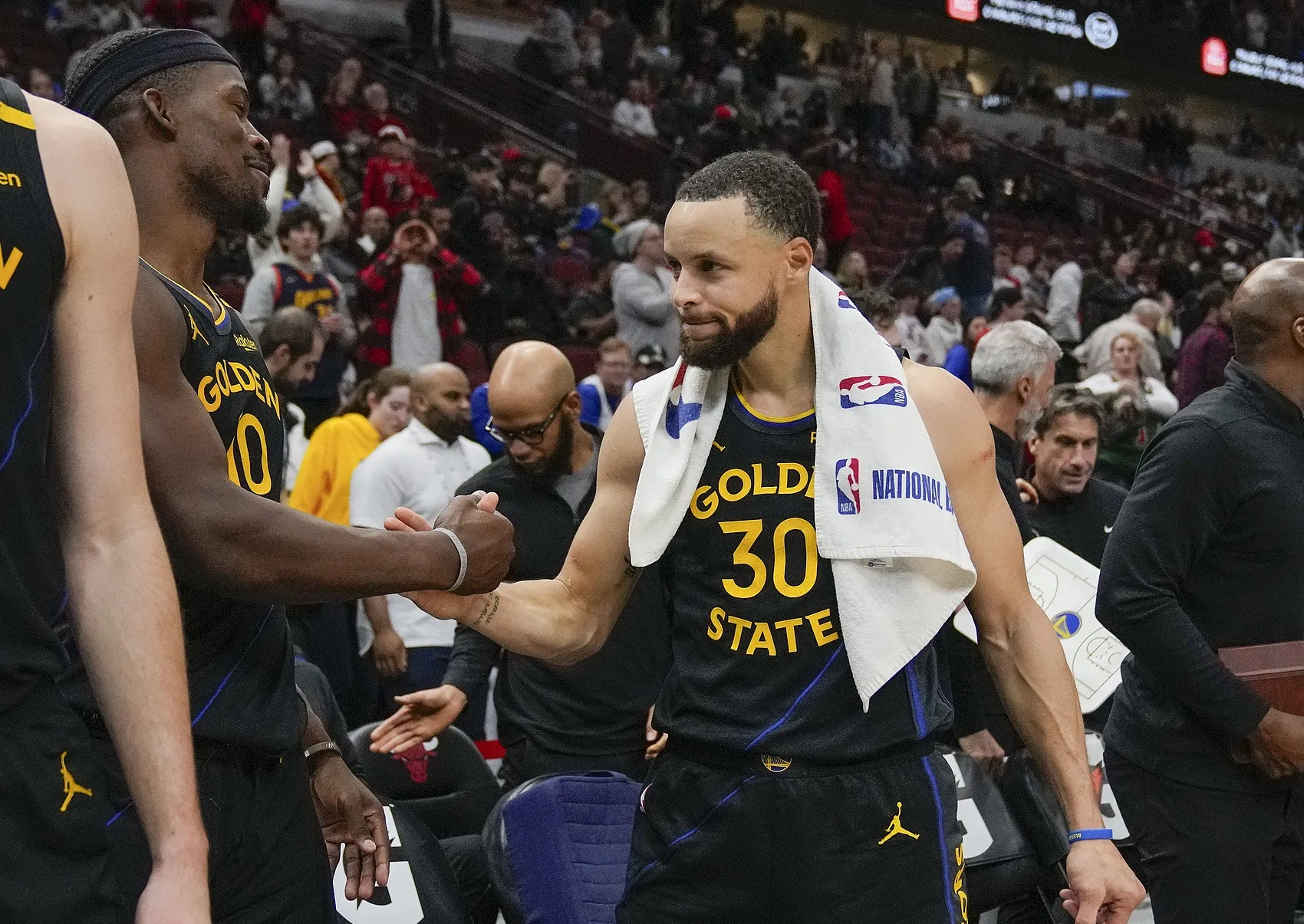 库里迎来二十赛季高光表现,公牛球迷沸腾!的简单介绍 库里迎来二十赛季高光表现,公牛球迷沸腾!的简单介绍