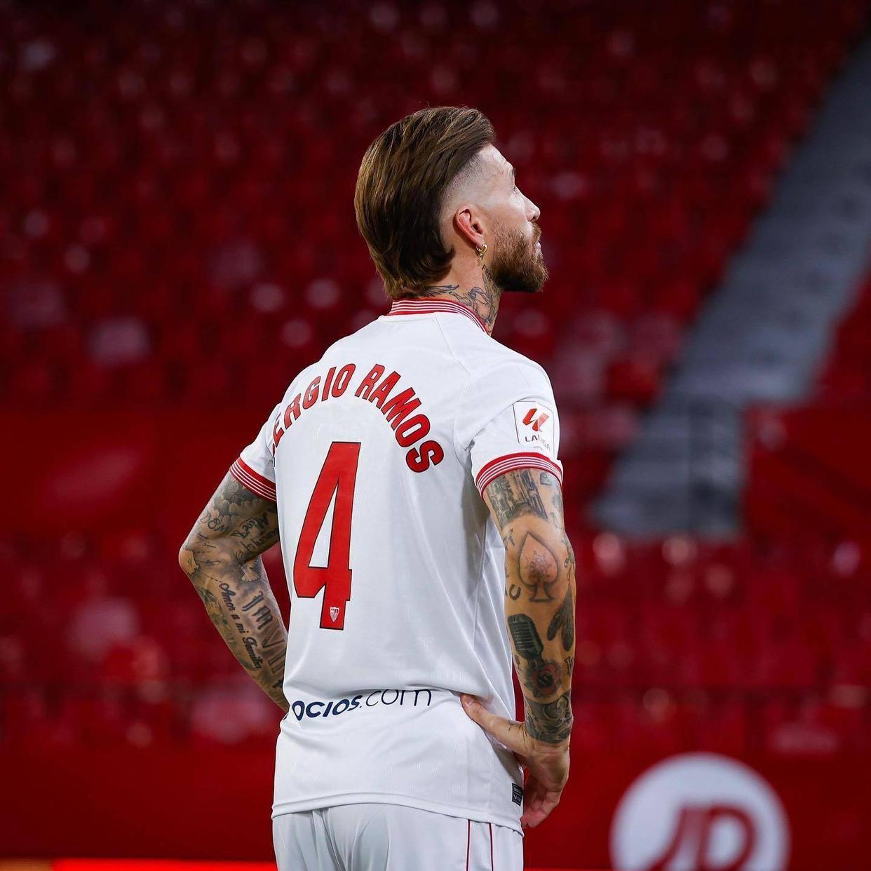 包含欧超杯加时末段再迎强敌，费耶诺德再遭质疑，主帅态度：管理层满意，轮换策略成焦点的词条