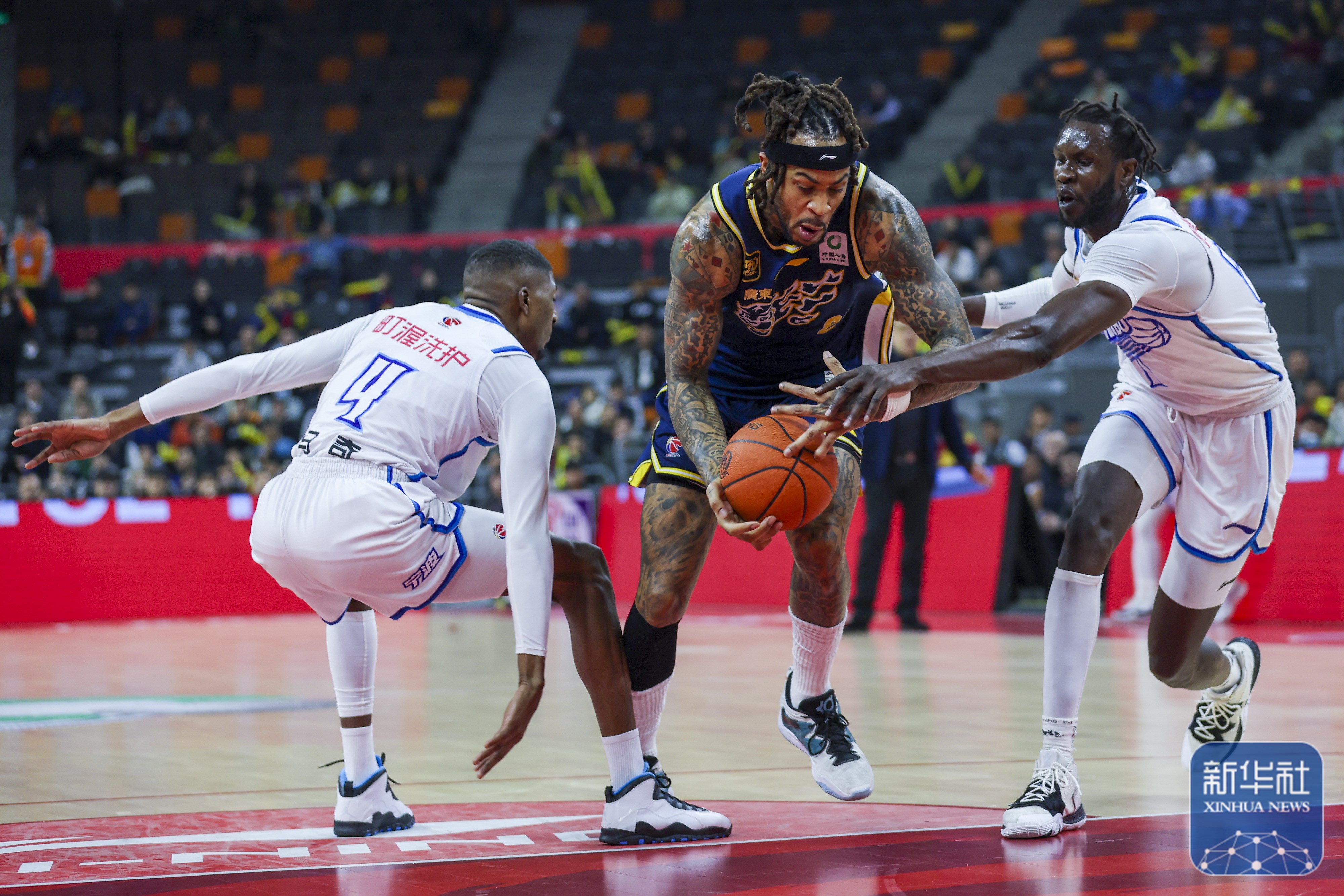 关于清晨NBA季后赛传出新动向；广东宏远外线爆发；管理层表态：气氛紧张；控场能力受关注的信息